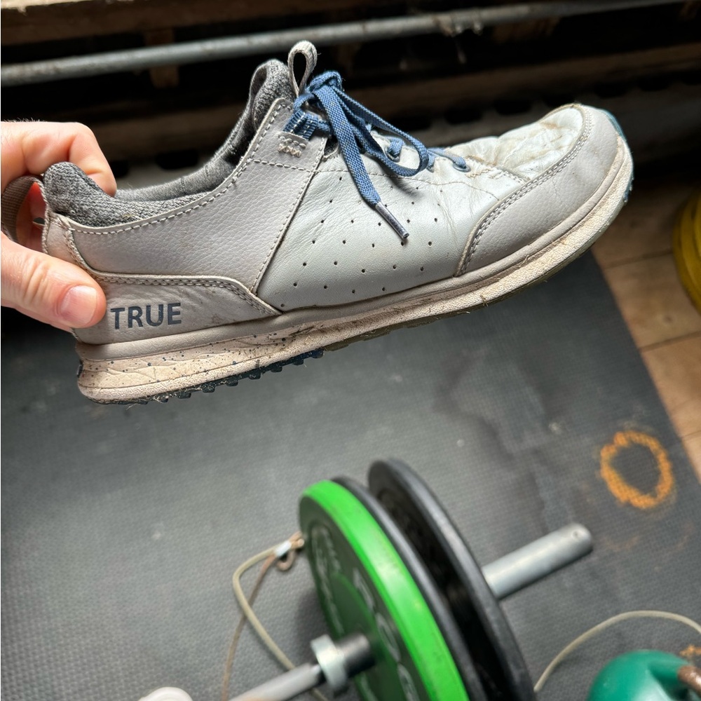 True golf shoes; water-resistant sleeve; size 9.5; water resistant sleeve.